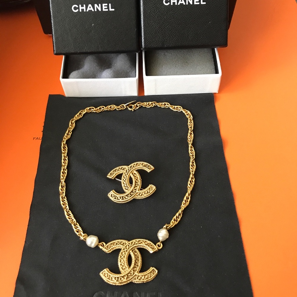 ⛔️SOLD⛔️Authentic Chanel Choker & Matching Brooch